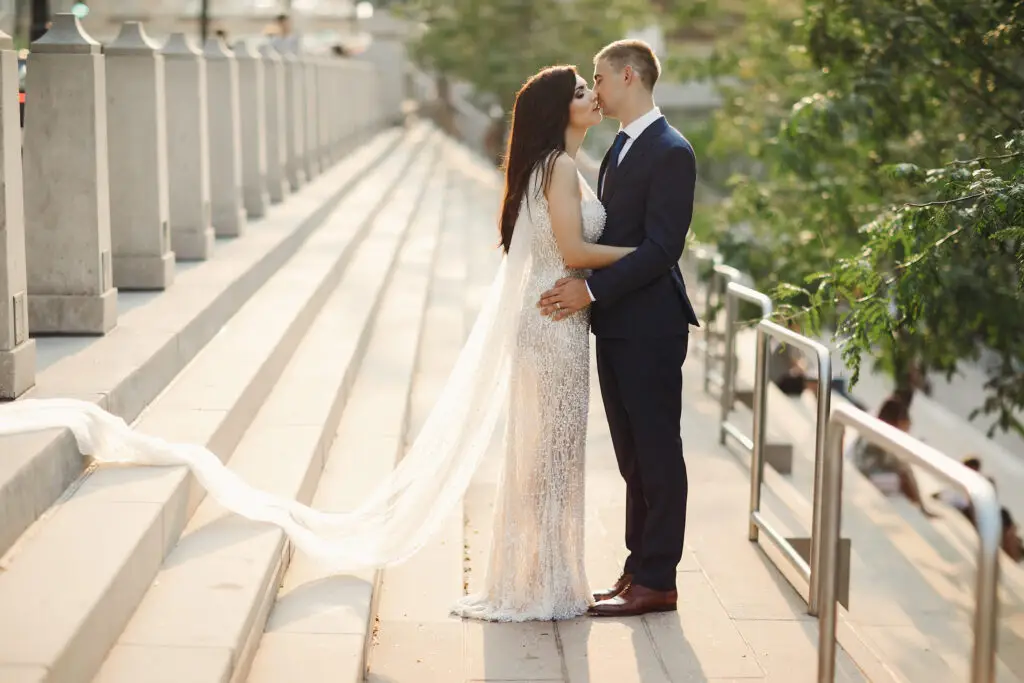 Brautpaar Kuss happy weddings und events Hochzeitsplanung