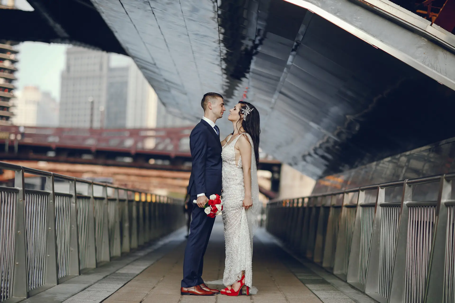 Brautpaar unter Brücke happy weddings und events Hochzeitsplanung